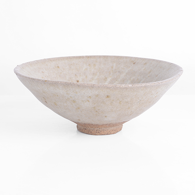 A pale grey stoneware fluted bowl made by Katharine Pleydell-Bouverie sold at auction by Maak Contemporary Ceramics
