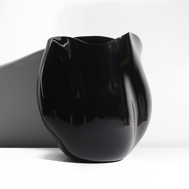 A black lacquer vessel made by Chung Hae-Cho in 2014