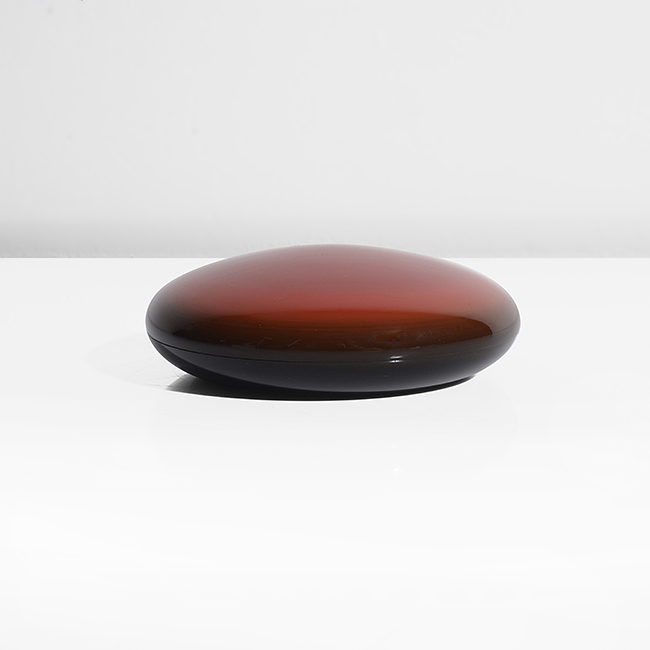 A red lacquer lidded box made by Shinya Yamamura in 2007