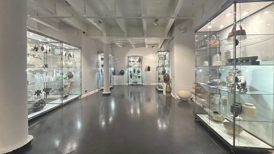 Virtual viewing of contemporary ceramics and contemporary craft at Maak