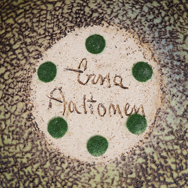An incised signature on a stoneware vessel made by Erna Aaltonen